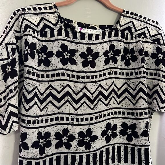 CHAUS Black and White Floral Print Blouse US Size 6 - Picture 3 of 9